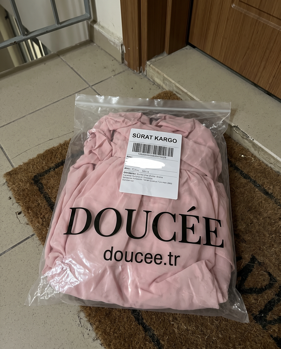 Doucee kargosu kapida paspasta - Surat Kargo etiketli