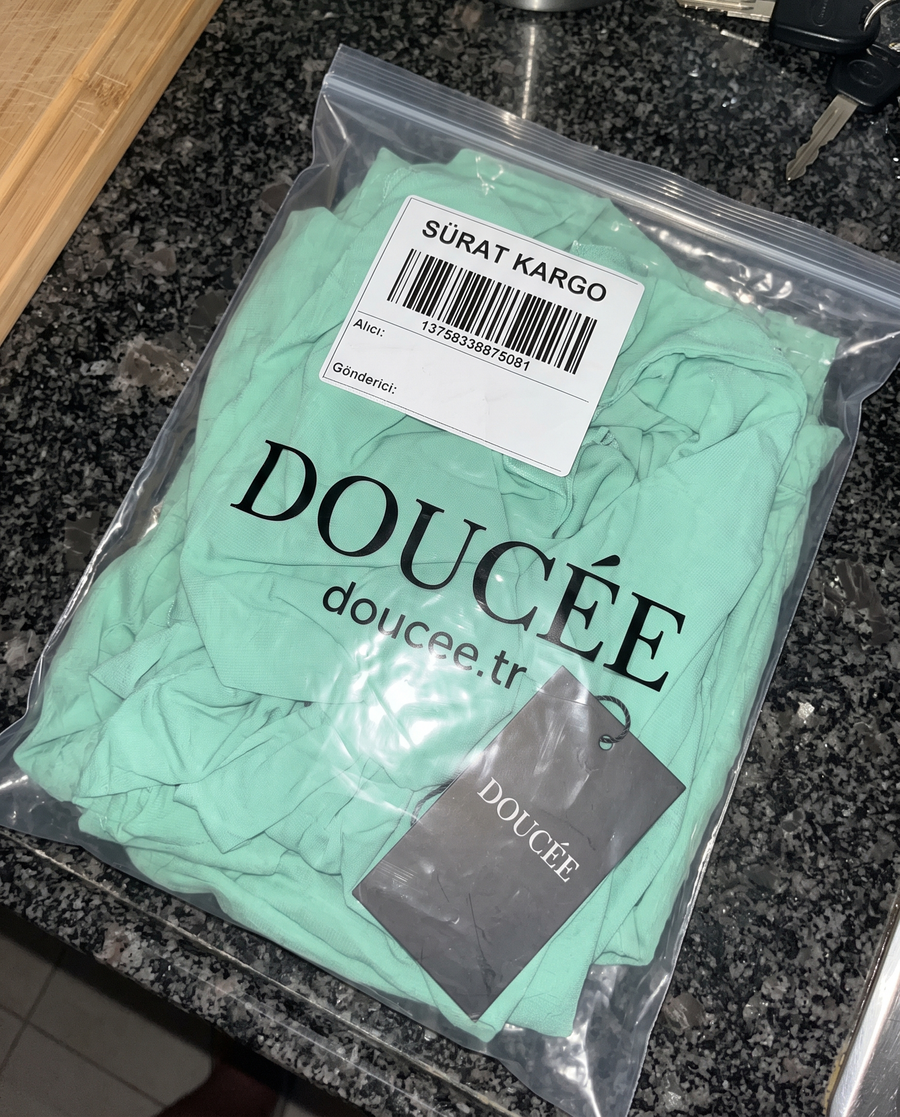 Doucee paketi mutfak tezgahinda - Surat Kargo etiketli