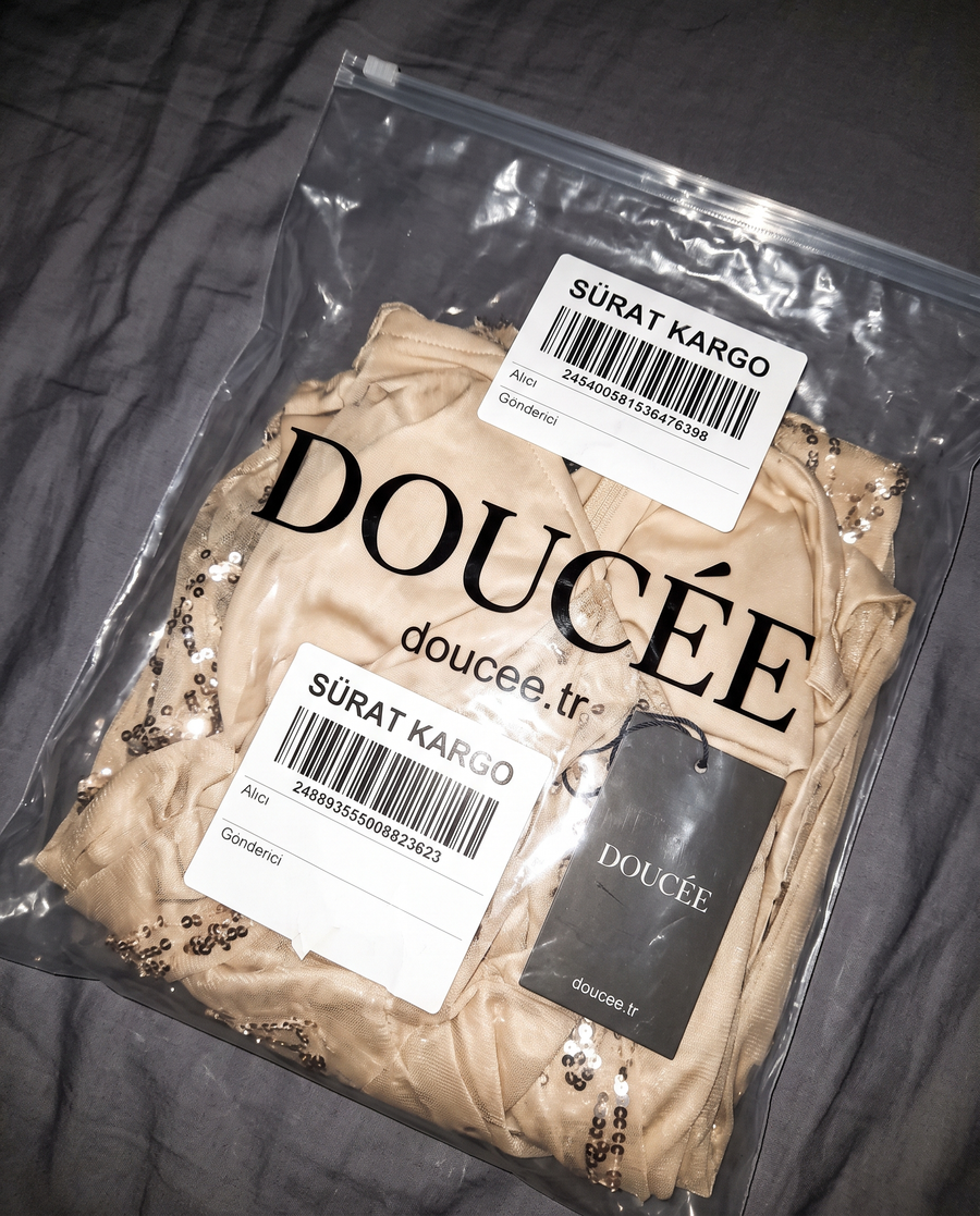Doucee paketi yatakta - Surat Kargo etiketli