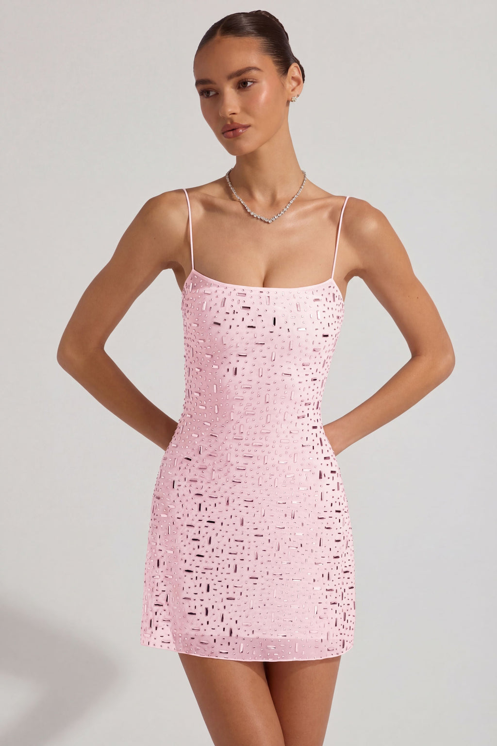 Pembe renkli ince şeffaf işlemeli kare yaka mini elbise