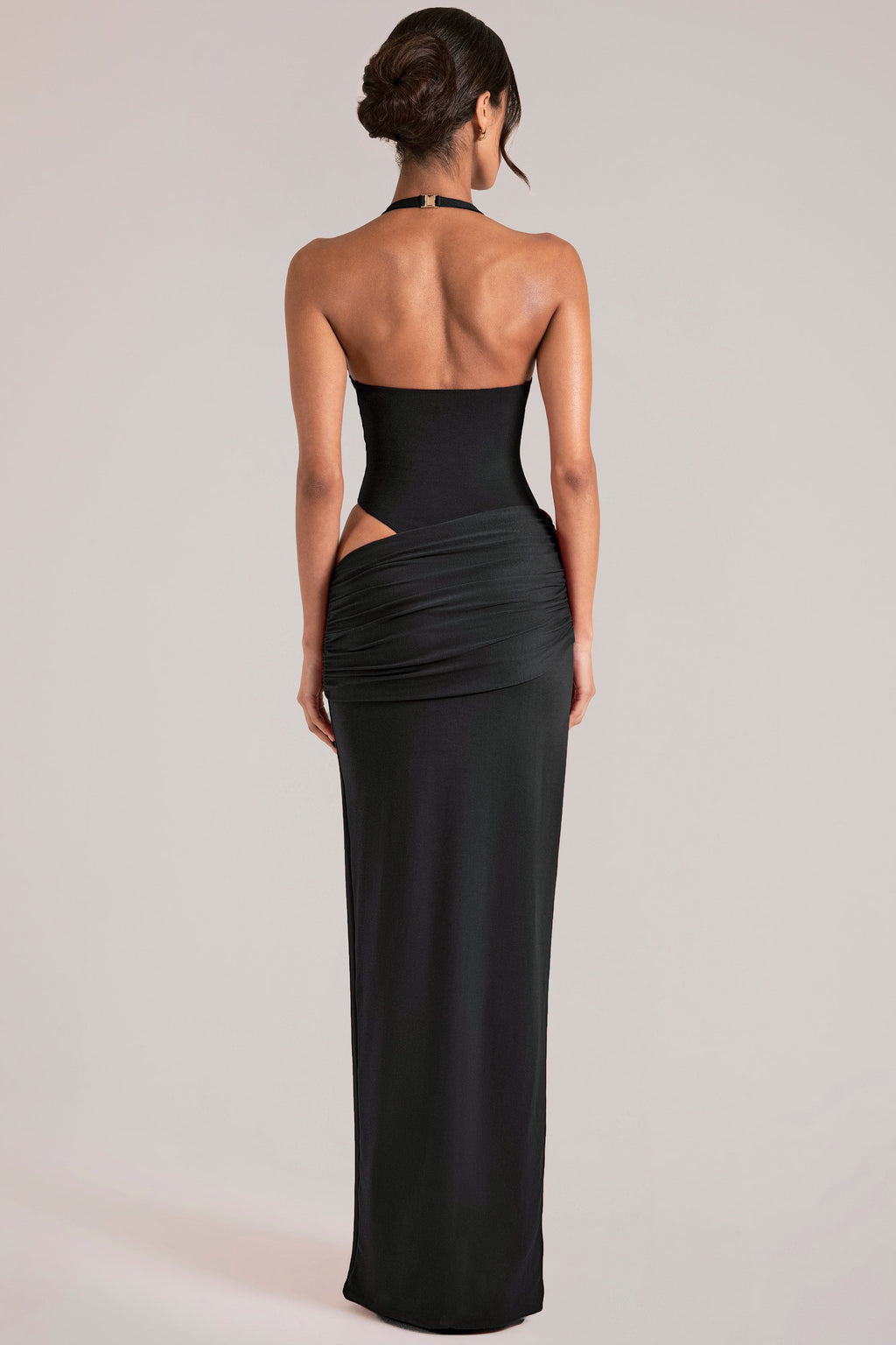 Şık Halter Yaka, Modal Kumaş ve Cut-Out Detaylı Siyah Maxi Elbise
