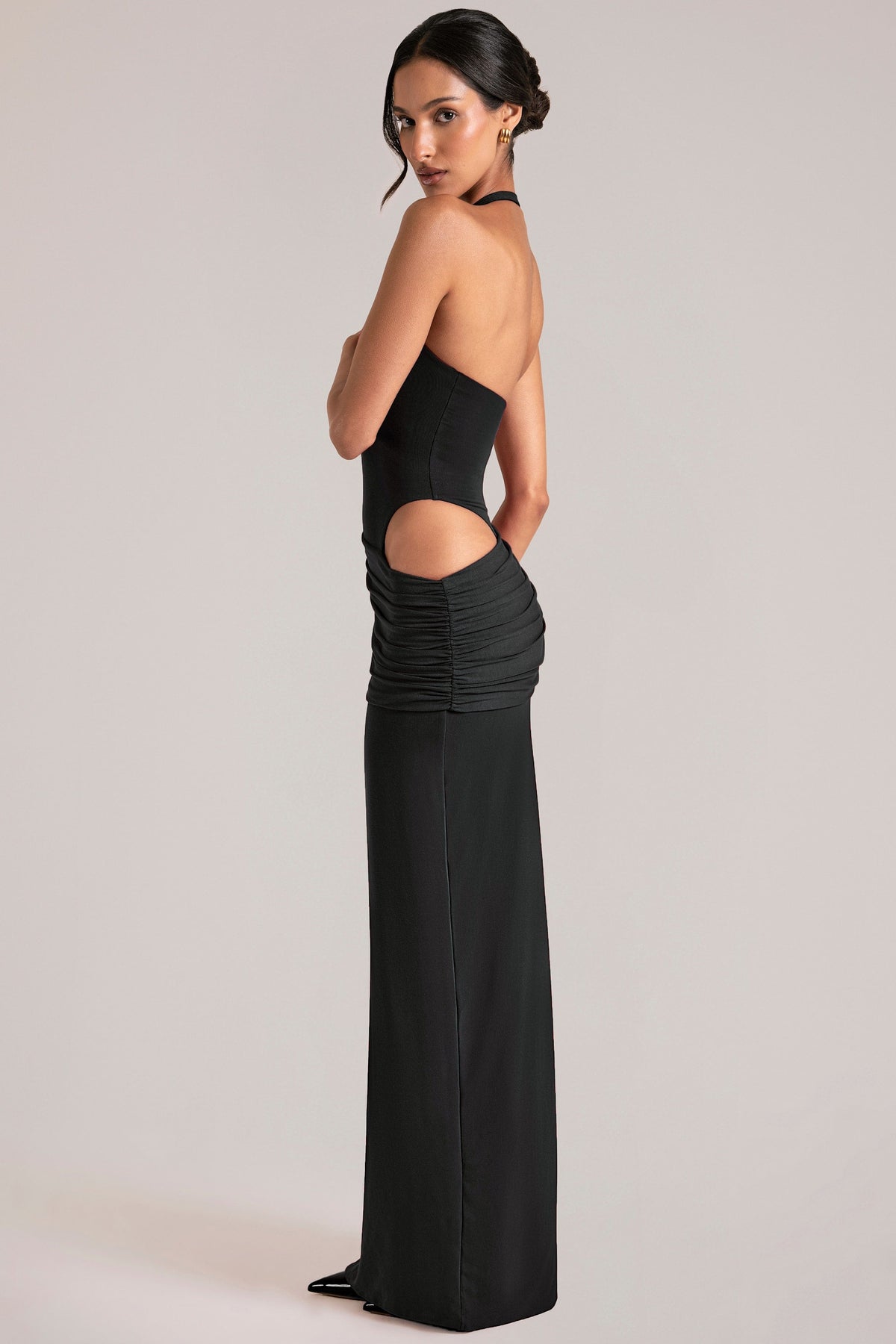 Şık Halter Yaka, Modal Kumaş ve Cut-Out Detaylı Siyah Maxi Elbise