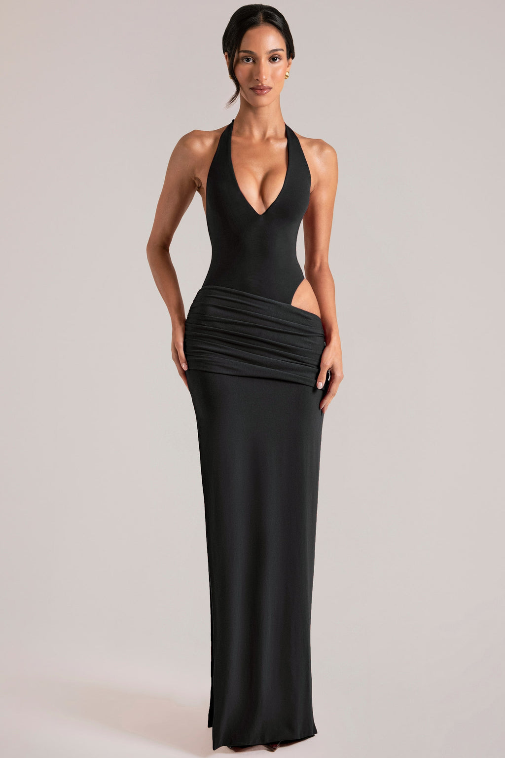 Şık Halter Yaka, Modal Kumaş ve Cut-Out Detaylı Siyah Maxi Elbise