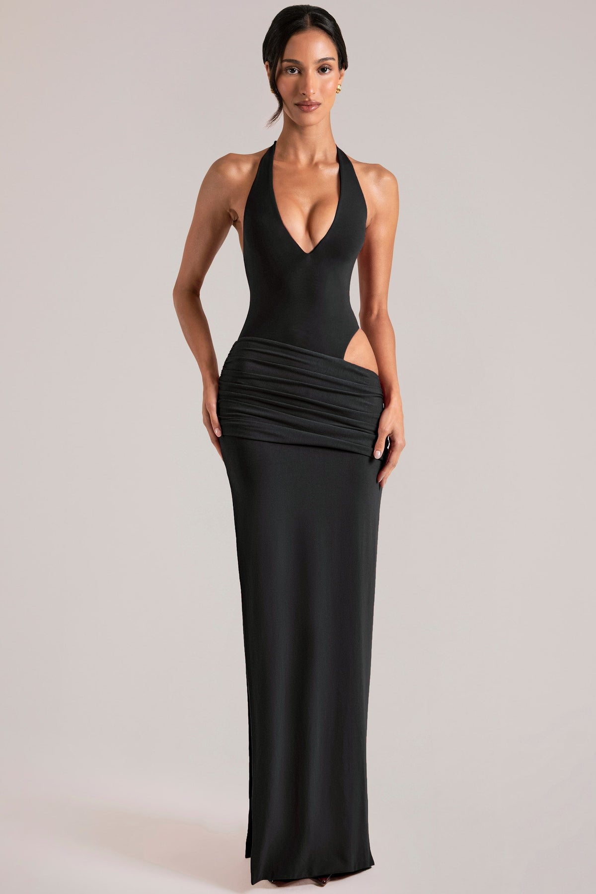 Şık Halter Yaka, Modal Kumaş ve Cut-Out Detaylı Siyah Maxi Elbise