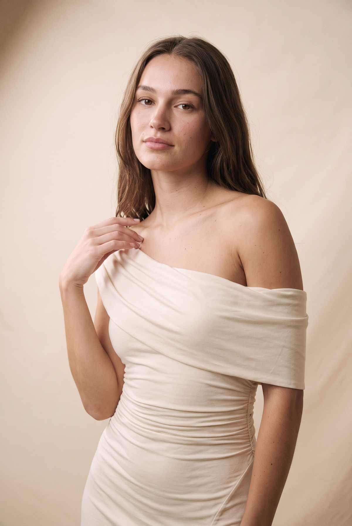 Asimetrik kesim A-line mini elbise krem — omuz bandı ve drape detayı