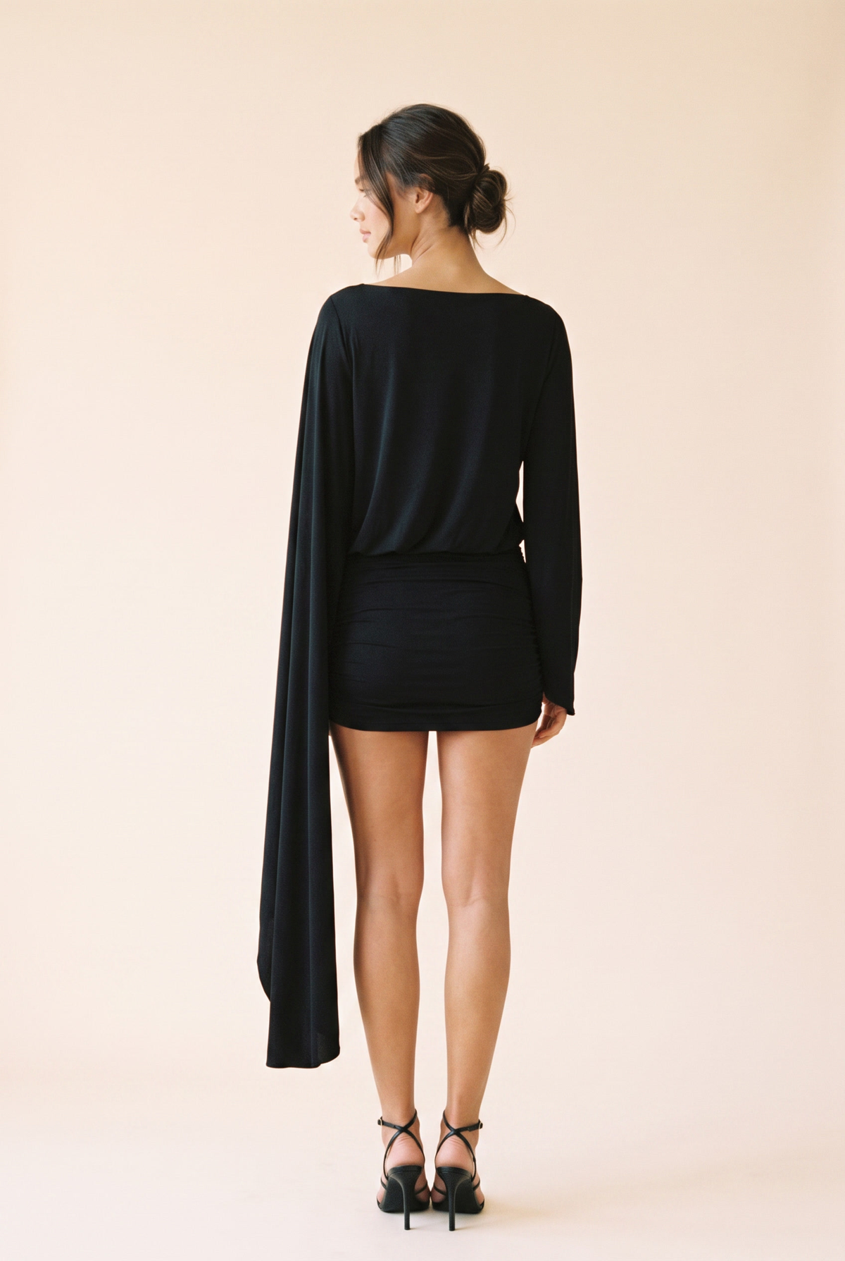 Black Cape Mini Elbise - arkadan görünüm